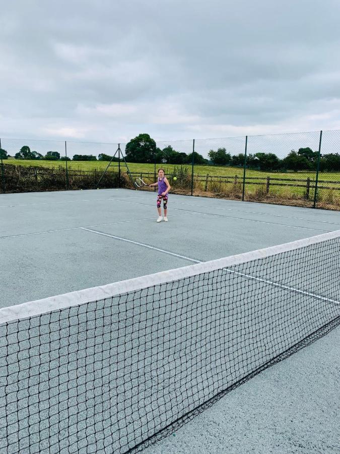 The Stables At Pentregaer Ucha, Tennis Court & Lake Villa Oswestry Exterior photo