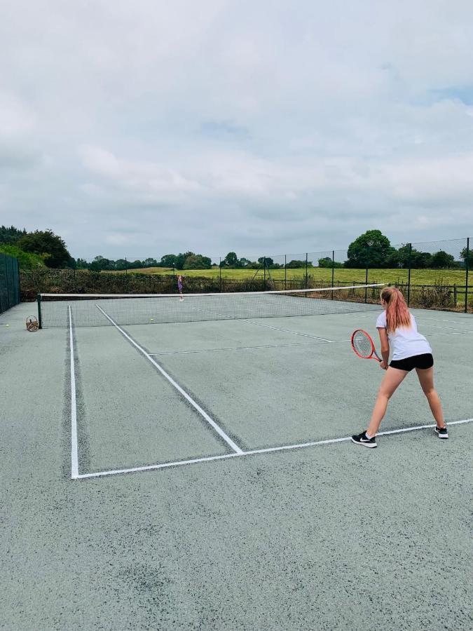 The Stables At Pentregaer Ucha, Tennis Court & Lake Villa Oswestry Exterior photo